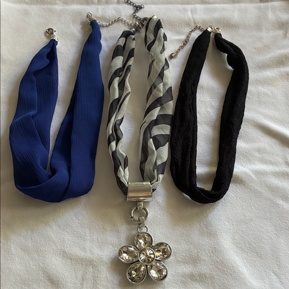 Chic Silver and Black Flower Pendant Necklace